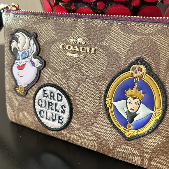 Disney X Coach NWT Corner Zip Wristlet In Signature Canvas With Patches - Picture 3 of 8